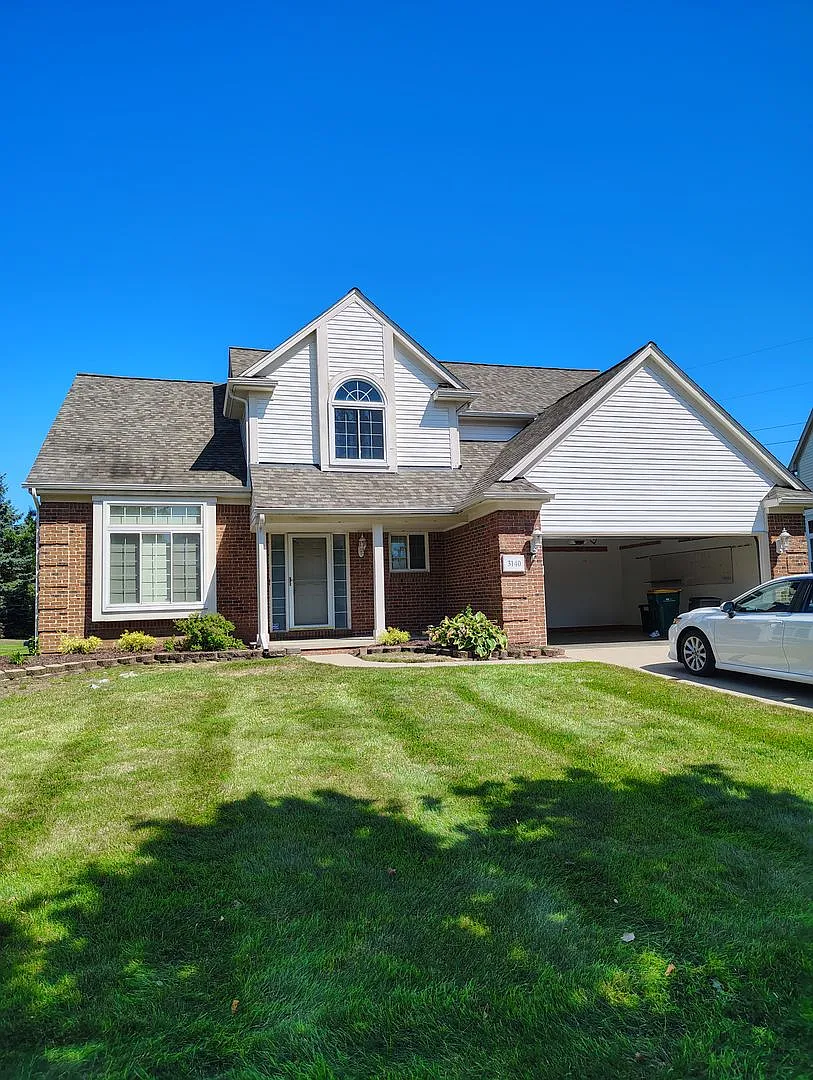 Spacious 4-Bedroom Colonial Home in Wixom! — Photo 1