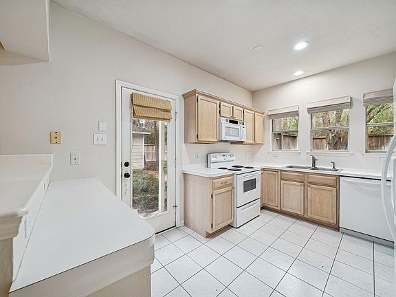 3rd image of 150 N Magnolia Pond Pl