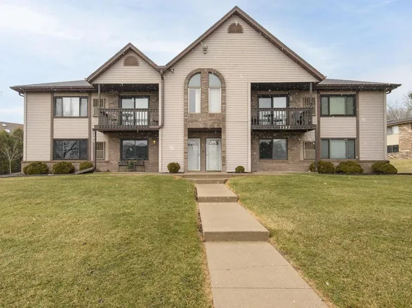 1343 Meadowcreek DRIVE #D, Pewaukee, WI 53072