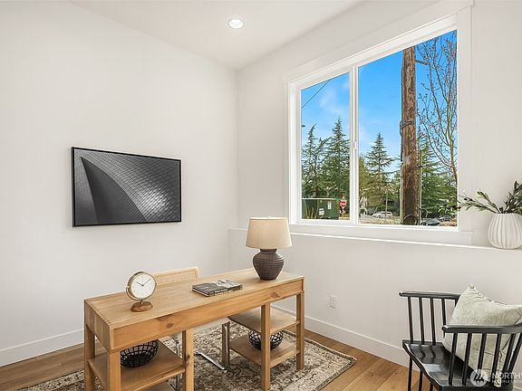 3rd image of 404 Edmonds Ave NE