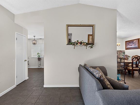 4th image of 560 Manor Avenue