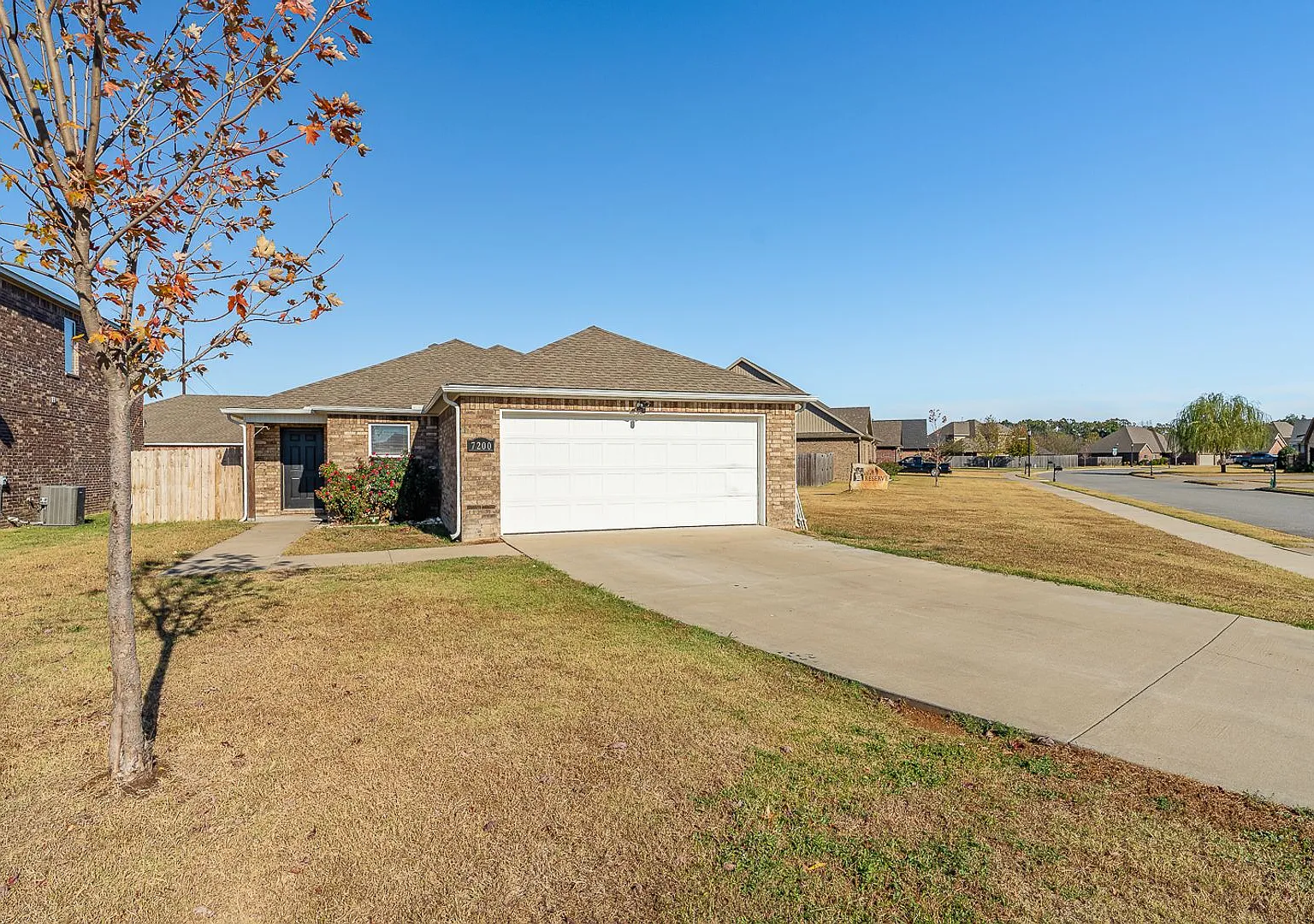 Beautiful 3-bedroom 2 bath Home in Legendary S/D — Photo 2