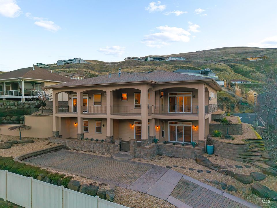 1st image of 31 Riverpoint Dr