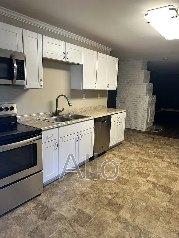 3 bed, 1.0 bath, 1300 sqft, $2,300 — Photo 2