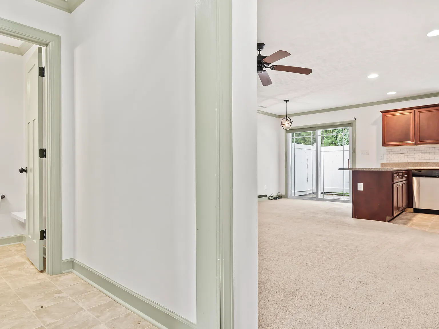 2 bed, 2.5 bath, 1421 sqft, $1,450 — Photo 4