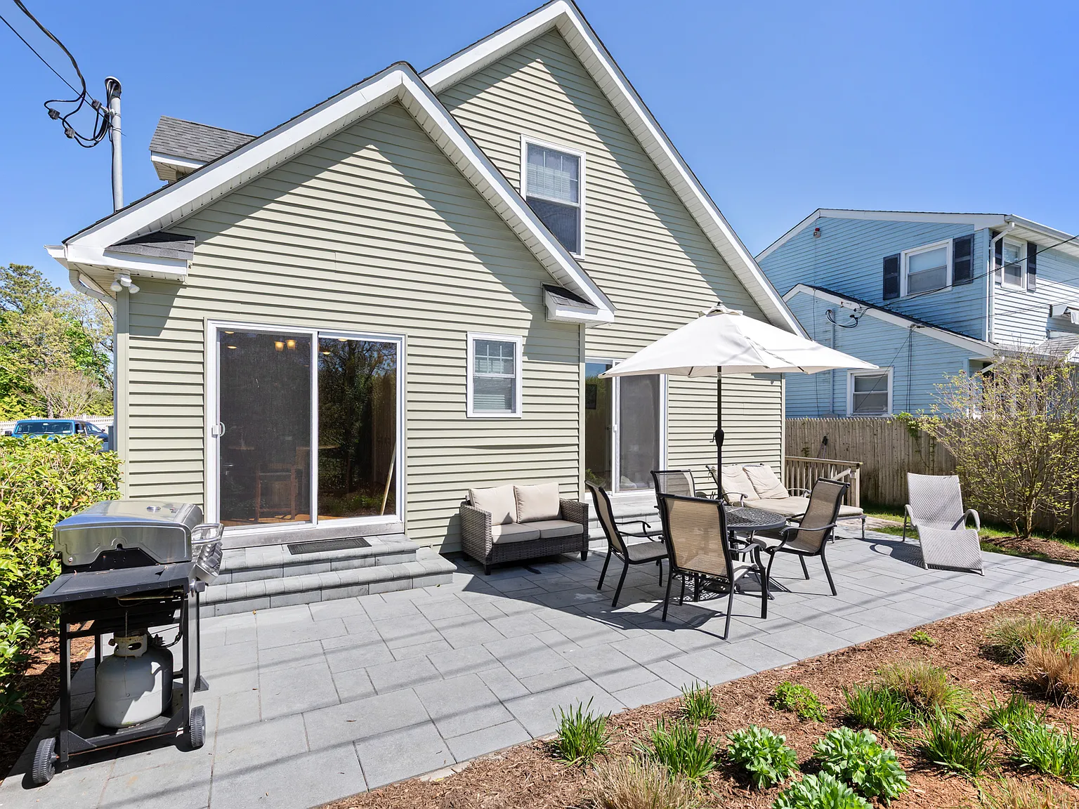 Canal Front - 4 Bedroom - Hampton Bays — Photo 3