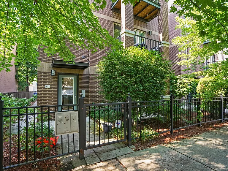 1112 W Washburne Ave #301 — Photo 3