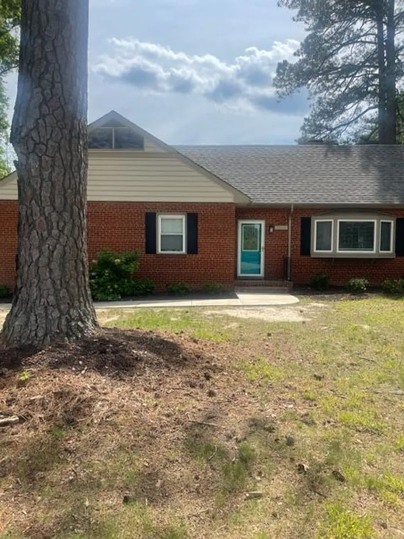 5 bed, 2.0 bath, 2251 sqft, $3,775 — Photo 2