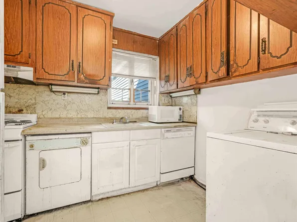 224-01 Hillside Avenue image 9 of 15