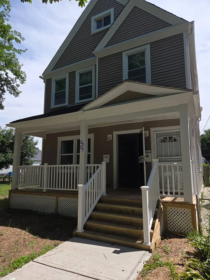 3237 Seymour Ave — Photo 2