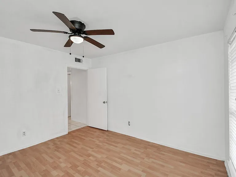 530 Westshire Dr — Photo 6