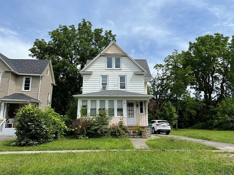 244 Barton St — Photo 10