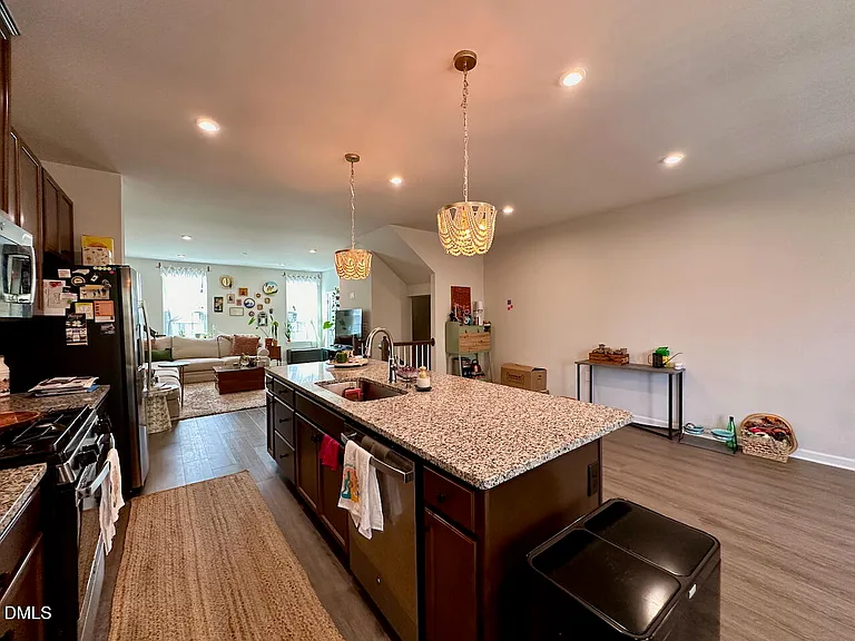 921 Romeria Dr — Photo 6