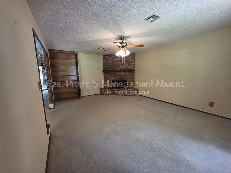 105 W Boston St — Photo 3