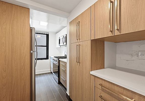 3rd image of 330 W 58th St APT 15A