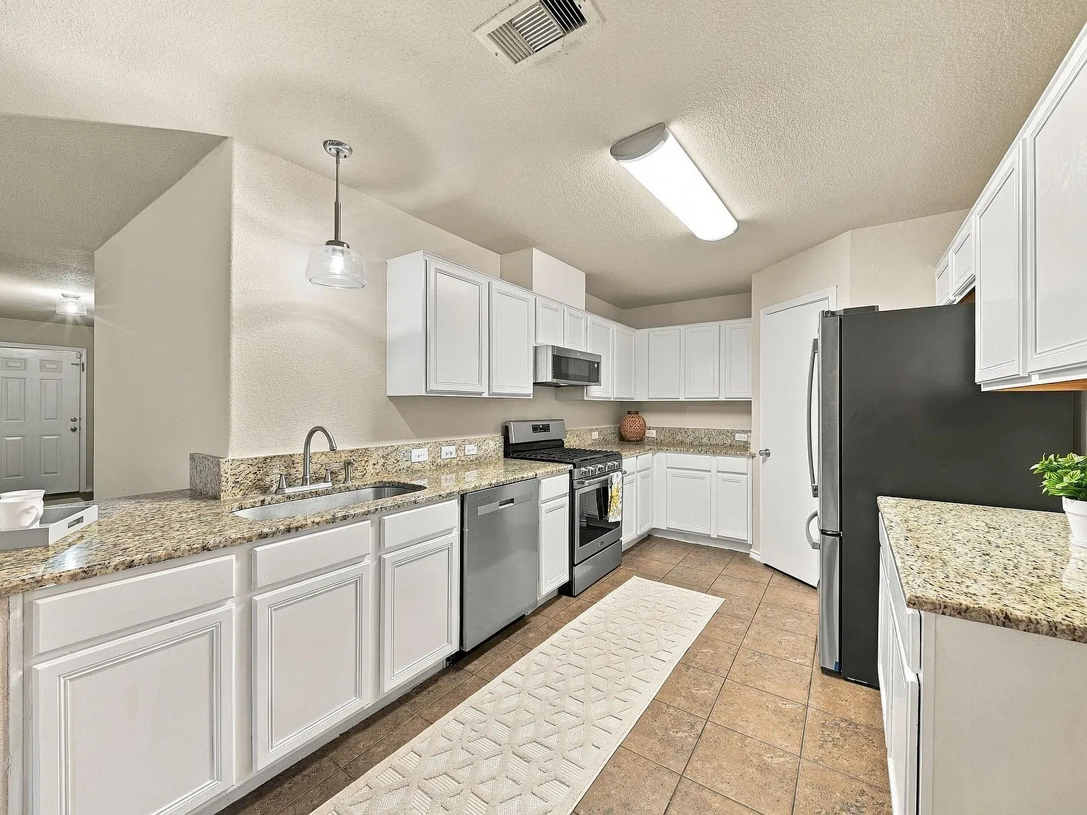 3 bed, 2.0 bath, 1454 sqft, $1,875 — Photo 3