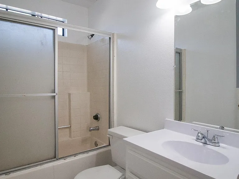 136 N Marengo Ave #C — Photo 10