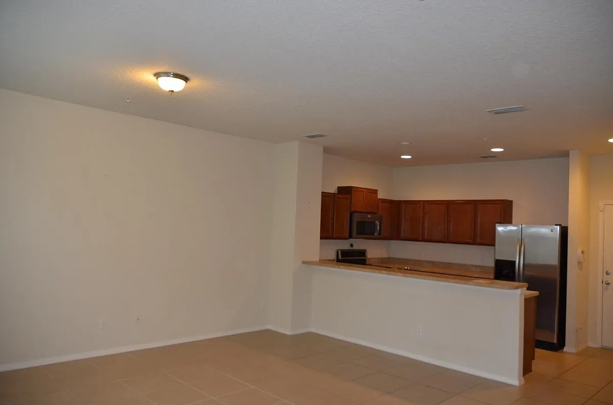 Building Photo - 205 Silverglen Ln