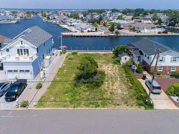 3rd image of 34 Blue Heron Dr