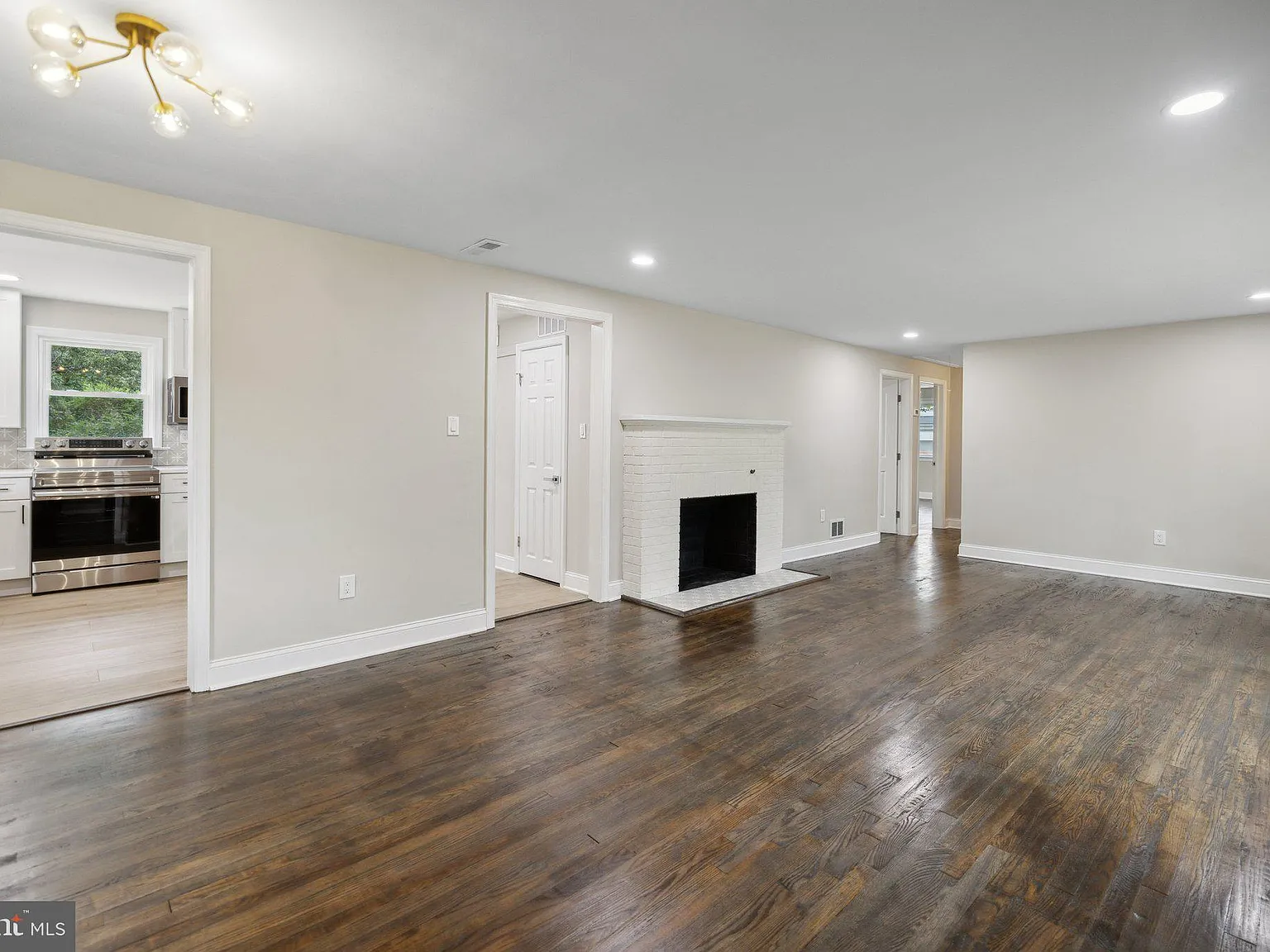 3 bed, 2.0 bath, 1800 sqft, $3,800 — Photo 3