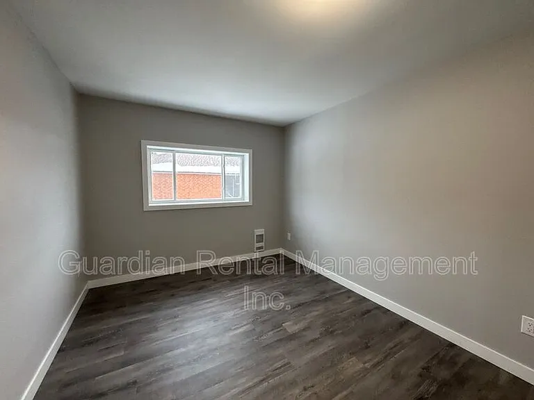 215 Langworthy St #7 — Photo 5