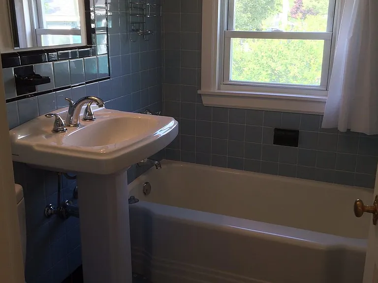 Bathroom w/tub on 2nd flr