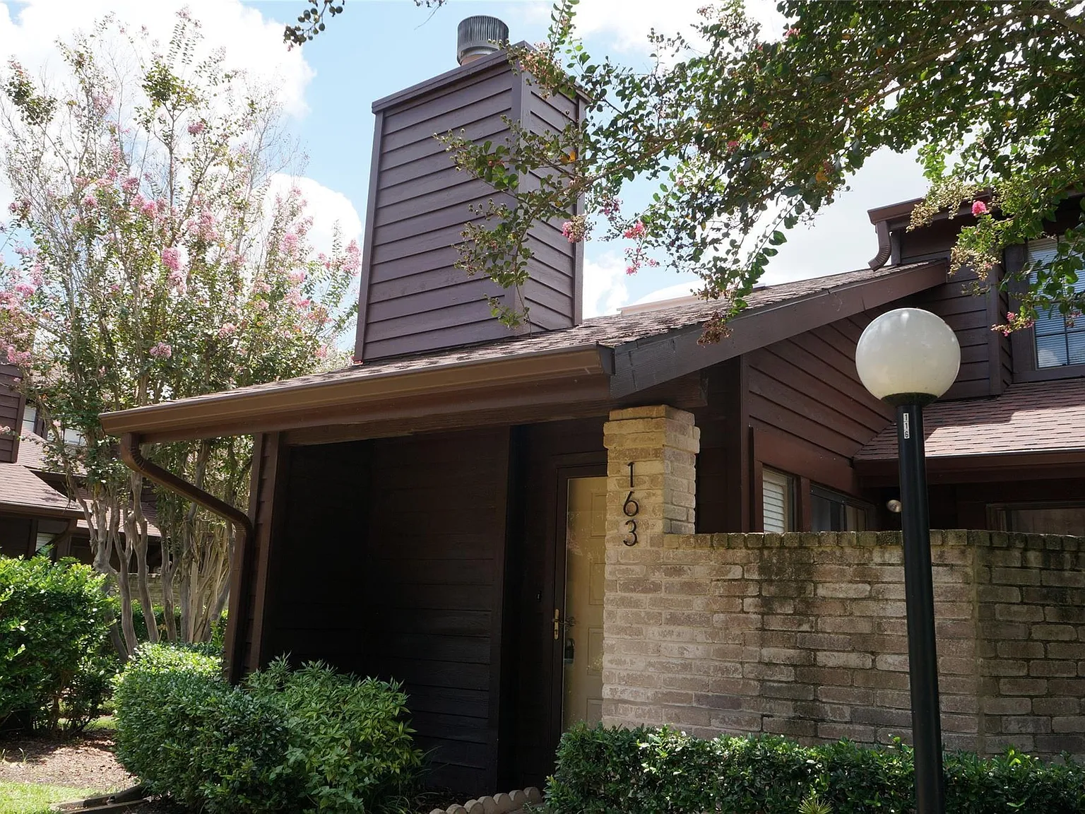 3 bed, 2.0 bath, 1283 sqft, $1,850 — Photo 2