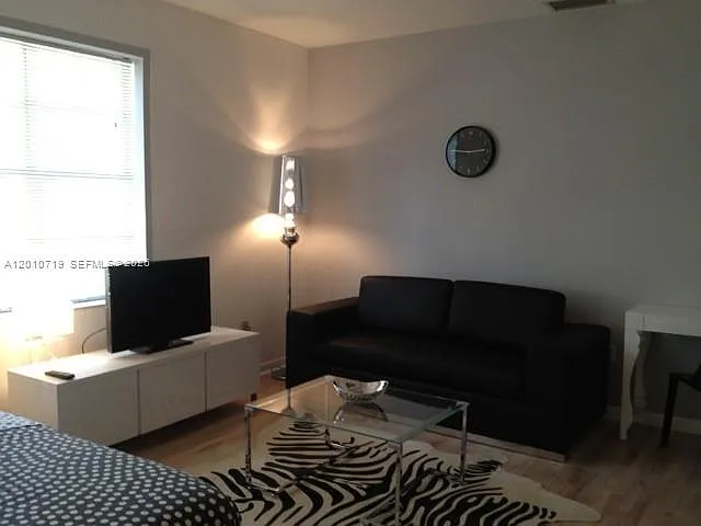 1127 Euclid Ave #205 — Photo 9