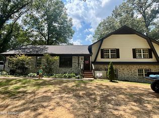 696 Country Club Dr, Senatobia, MS 38668