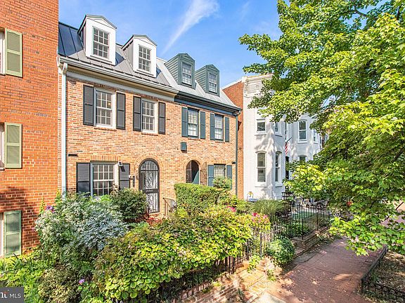 3rd image of 213 9th St SE