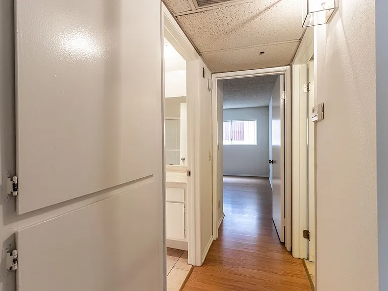10845 Camarillo St — Photo 32