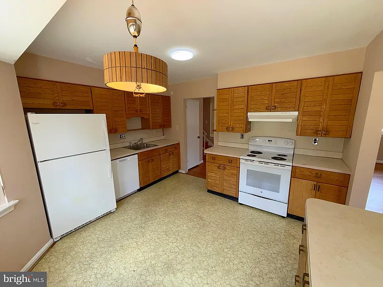7104 Adelphi Rd — Photo 7