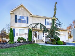 10 Sandybrook Road, Manalapan, NJ 07726