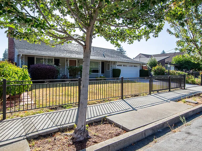 330 Beverly Ave — Photo 8