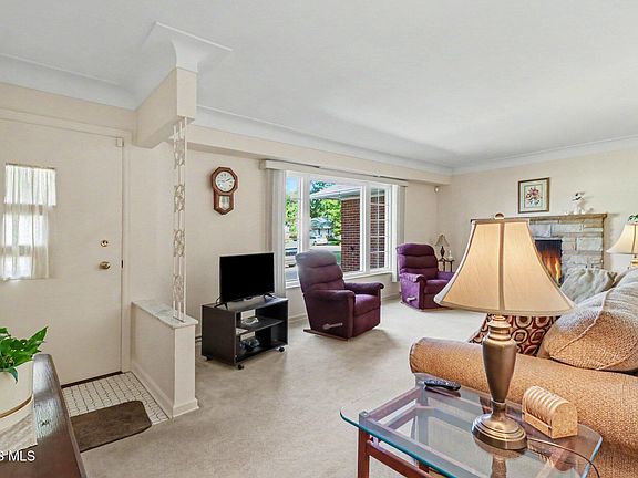 3rd image of 4854 Clover Ln