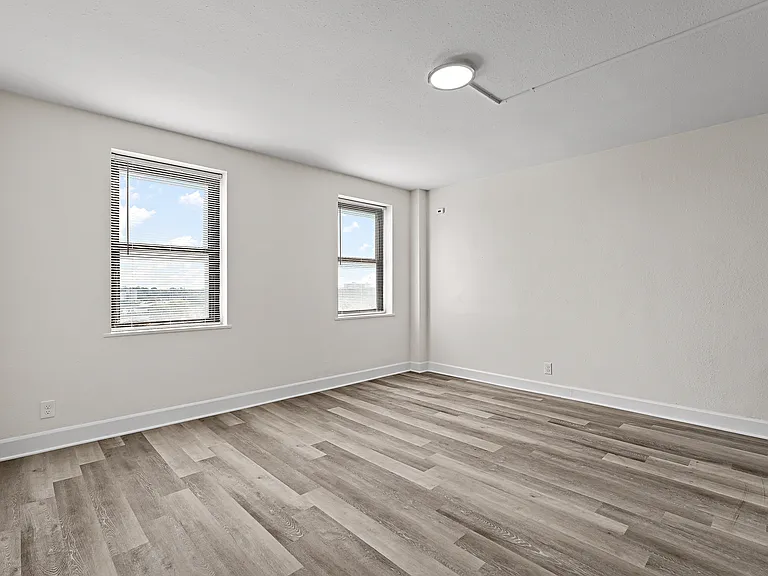 Fairmont Tower Apartments — Photo 10