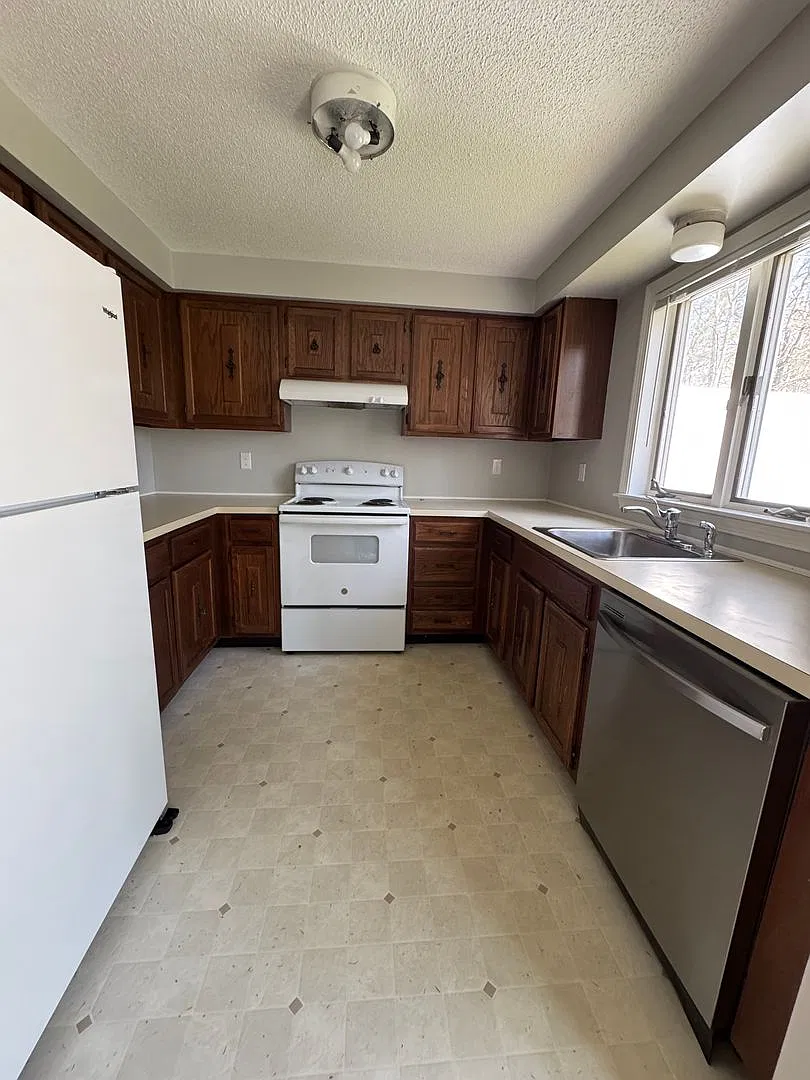 9 & 11 Oakview Drive - Units within non-managed HOA — Photo 3