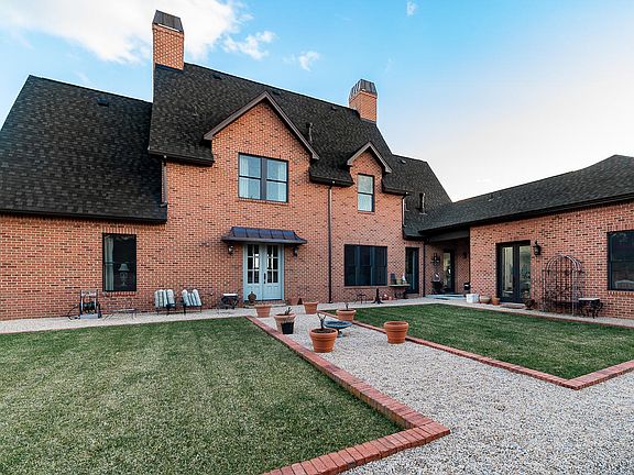2nd image of 15 Rose Crest Ln