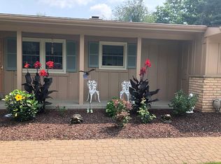 1217 Fox Hills Dr, Howell, MI 48843