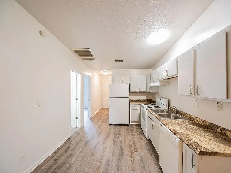 140 Limerick Dr — Photo 10