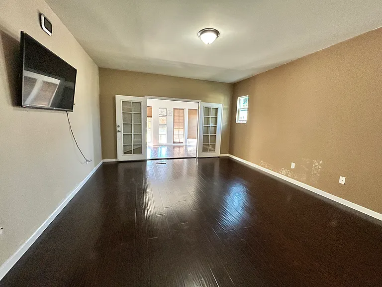 390 Monroe St — Photo 23