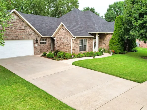 1907 N Settlement Ln, Fayetteville, AR 72704