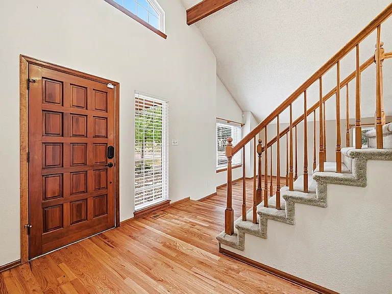 110 Mobray Ct — Photo 2
