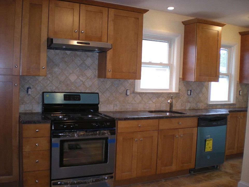 Spacious eat-in Kitchen, granite counter, stainless steel ap