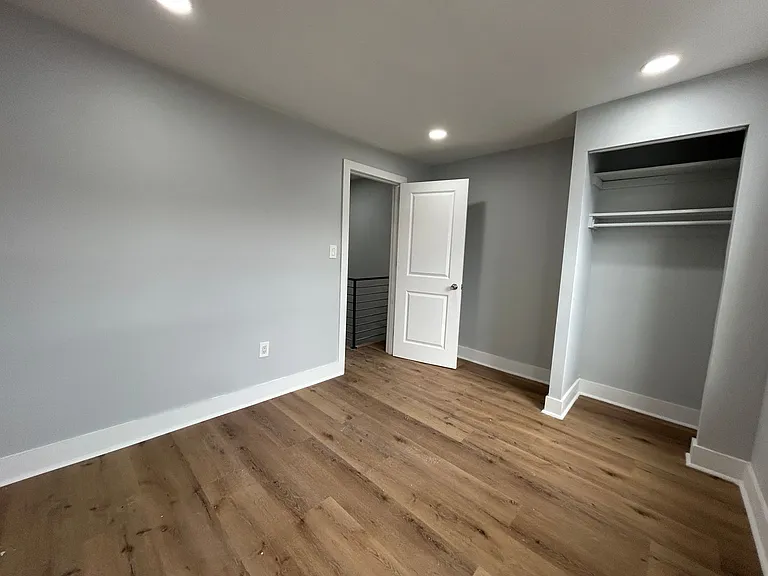 1049 Mercy St — Photo 16