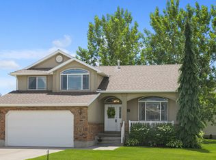 1096 S Inverness Dr, Syracuse, UT 84075