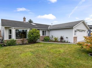 574 Hirst Ave, Parksville, BC V9P1H8