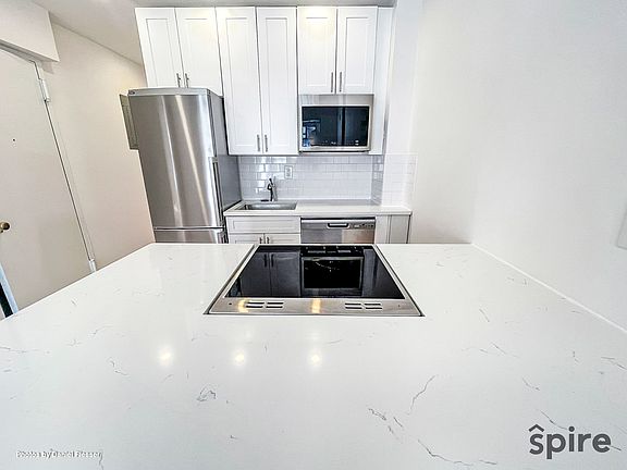 4th image of 218 W 72nd St #5E