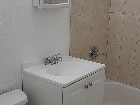 Bathroom by the other two bedrooms_