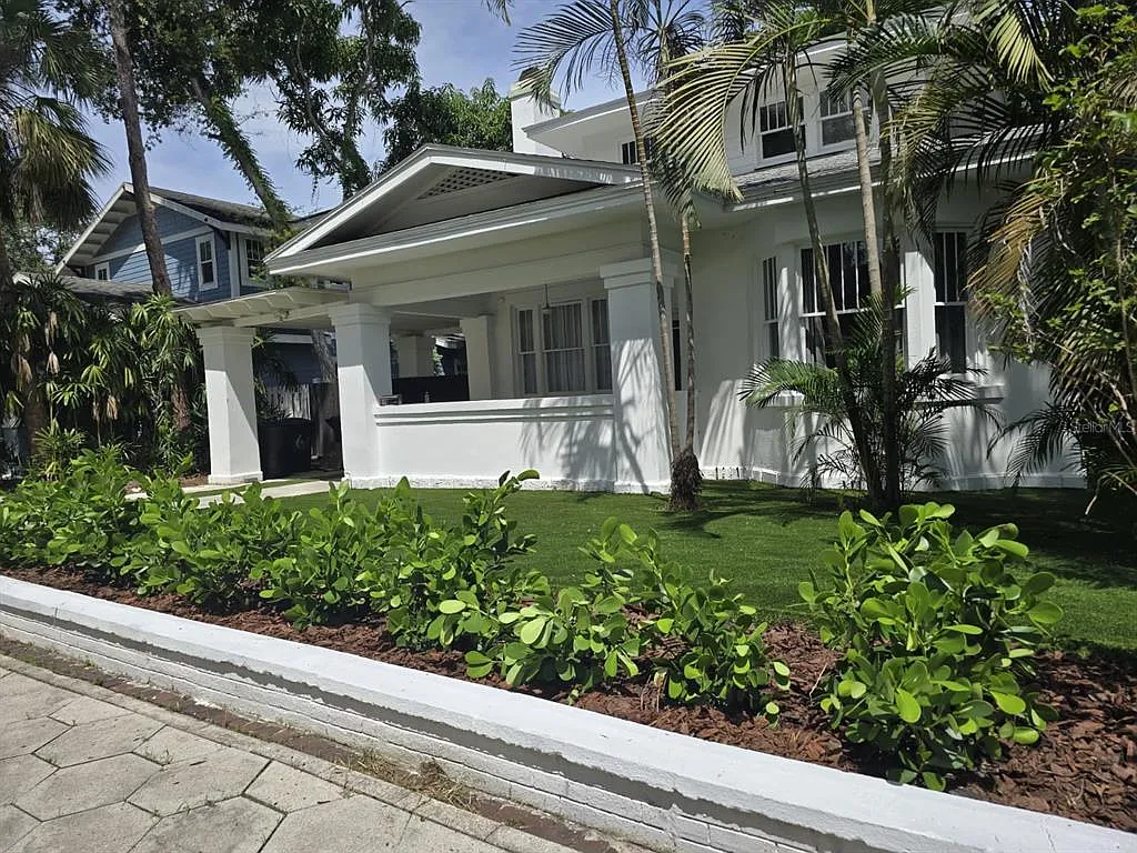 3 bed, 2.0 bath, 2417 sqft, $4,100 — Photo 1